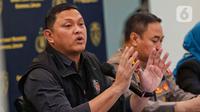 Direktur Kriminal Umum Polda Metro Jaya Kombes (Pol) Hengki Haryadi (kiri) saat memberikan keterangan kepada wartawan terkait kasus penganiayaan remaja 17 tahun berinisial D di Polda Metro Jaya, Jakarta, Kamis (2/3/2023). Polisi menemukan sejumlah Lat bukti baru seperti CCTV, percakapan media sosial dan sebagainnya. Perubahan status AG dari yang sebelumnya anak berhadapan hukum menjadi anak yang berkonflik dengan hukum namun tidak dapat disebut sebagai tersangka. (Liputan6.com/Angga Yuniar)