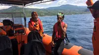 Basarnas Gorontalo saat mengevakuasi korban yang nyaris tenggelam di Teluk Tomini (Arfandi Ibrahim/Liputan6.com)