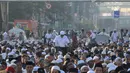 Umat muslim berkumpul jelang pelaksanaan salat Idul Fitri 1 Syawal 1440 Hijriah di Jatinegara, Jakarta,Rabu (5/6/2019). Pelaksanaan salat Idul Fitri di lokasi ini diikuti oleh ribuan jemaah. (merdeka.com/Imam Buhori)