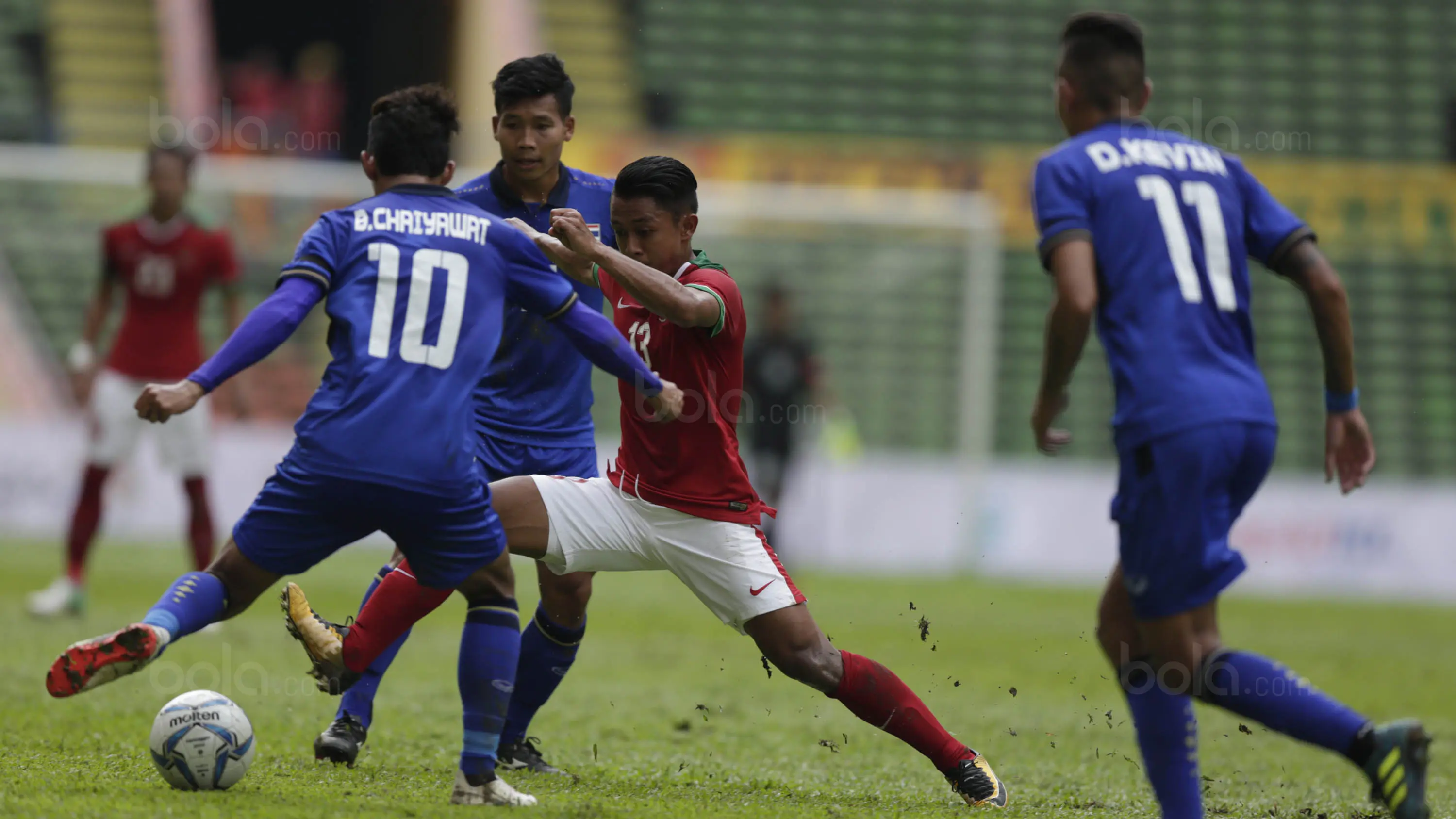 Gelandang Timnas Indonesia, Febri Haryadi melakukan halauan pemain Thailand di gelaran SEA Games 2017 yang berlangsung di Stadion Shah Alam, Malaysia (Bola.com/Vitalis Yogi Trisna)