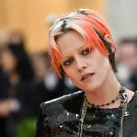 Kristen Stewart tampil dengan rambut berwarna oranye saat menghadiri Met Gala 2019 bertema Camp: Notes on Fashion di The Metropolitan Museum of Art, New York, Amerika Serikat, Senin (6/5/2019). (Photo by Charles Sykes/Invision/AP)