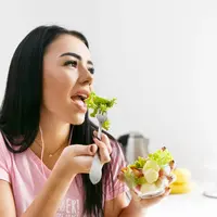 Ilustrasi Mengonsumsi Makanan Sehat Credit: pexels.com/pixabay