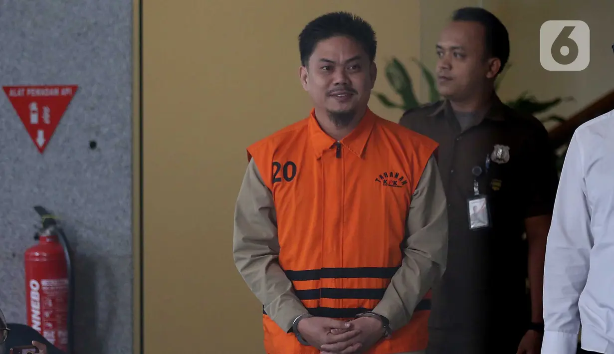 Bupati nonaktif Kolaka Timur Abdul Aziz berjalan usai menjalani pemeriksaan di Gedung Merah Putih Komisi Pemberantasan Korupsi, Jakarta, Rabu (27/8/2025). (Liputan6.com/Helmi Fithriansyah)