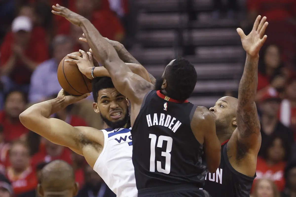 James Harden memblok tembakan Karl Anthony Towns