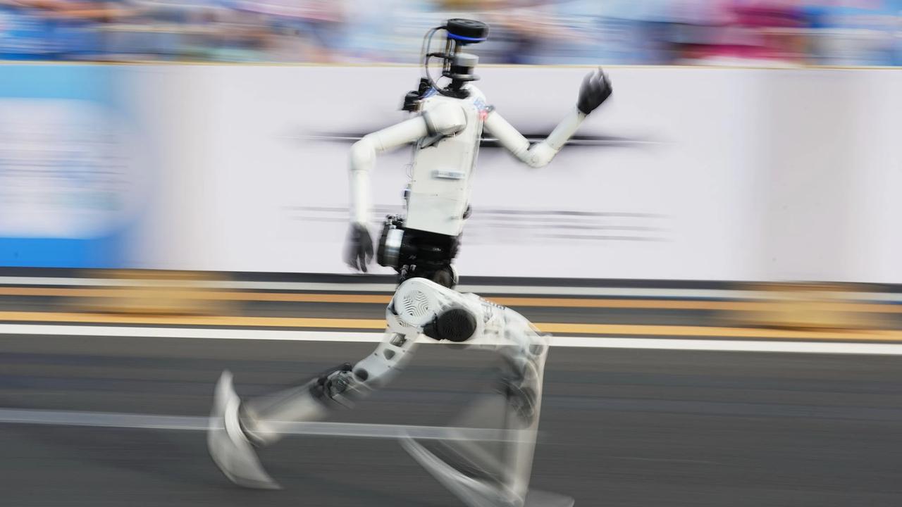 FOTO: Robot Humanoid Unjuk Kecepatan di Ajang Lari Marathon Beijing