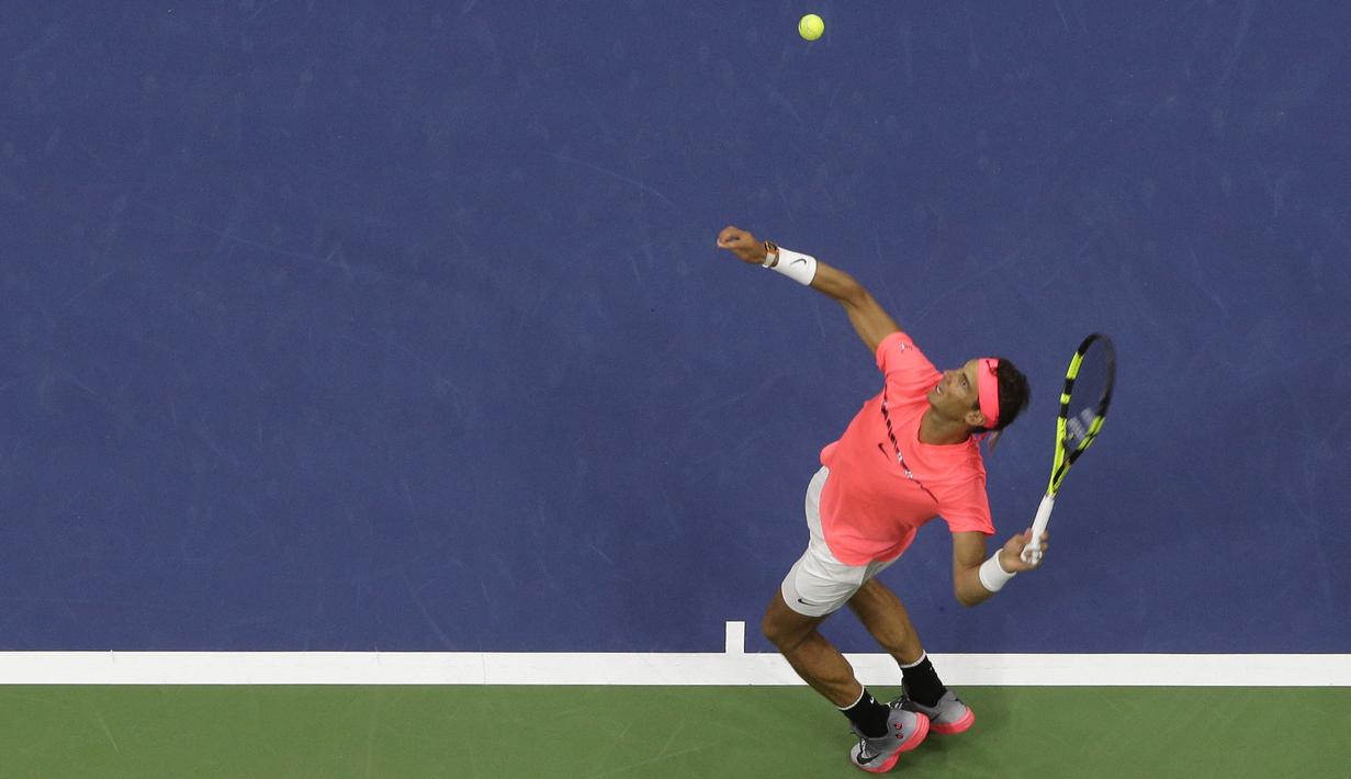 Rafael Nadal melakukan servis kearah lawannya petenis Serbia, Dusan Lajovic pada babak pertama Tenis AS Terbuka 2017 di Arthur Ashe Stadium, New York,  (29/8/2017). Nadal menang 8-6, 6-2, 6-2. (AP/Julie Jacobson)