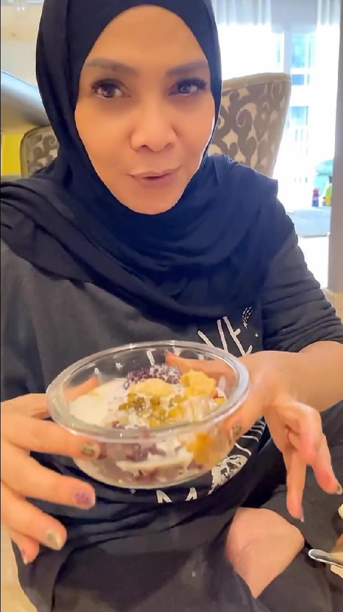 Momen Rieta Amilia Bikin Bubur Kampiun untuk Buka Puasa, Penampilannya Menggugah Selera dan Bikin Netizen Ngiler