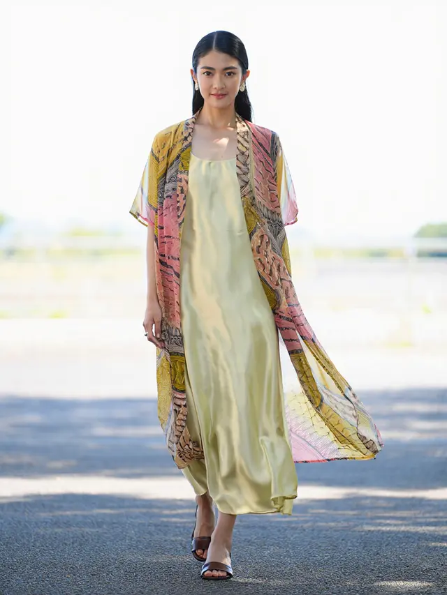 Outer Batik Panjang dengan Dress Polos untuk Kondangan Outdoor (Foto: Reve Art AI)