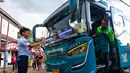 Petugas Badan Pengelola Transportasi Jabodetabek (BTPJ) melakukan pengecekan bus angkutan mudik di Terminal Poris Plawad, Kota Tangerang, Rabu (12/4/2023). (Liputan6.com/Angga Yuniar)