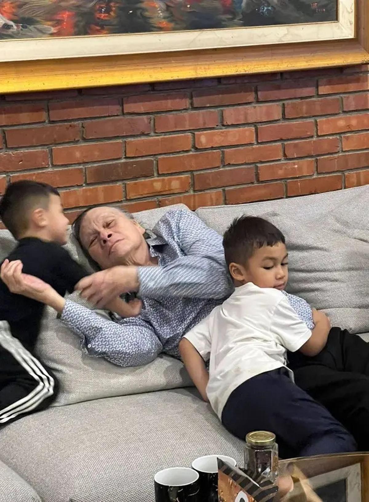 7 Potret Paula Verhoeven Melayat Ayah Baim Wong, Lepas Kepergian Mertua