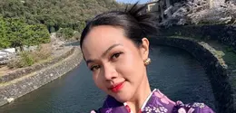 Makeup Yura Yunita saat Liburan ke Jepang pakai kimono. [@yurayunita]