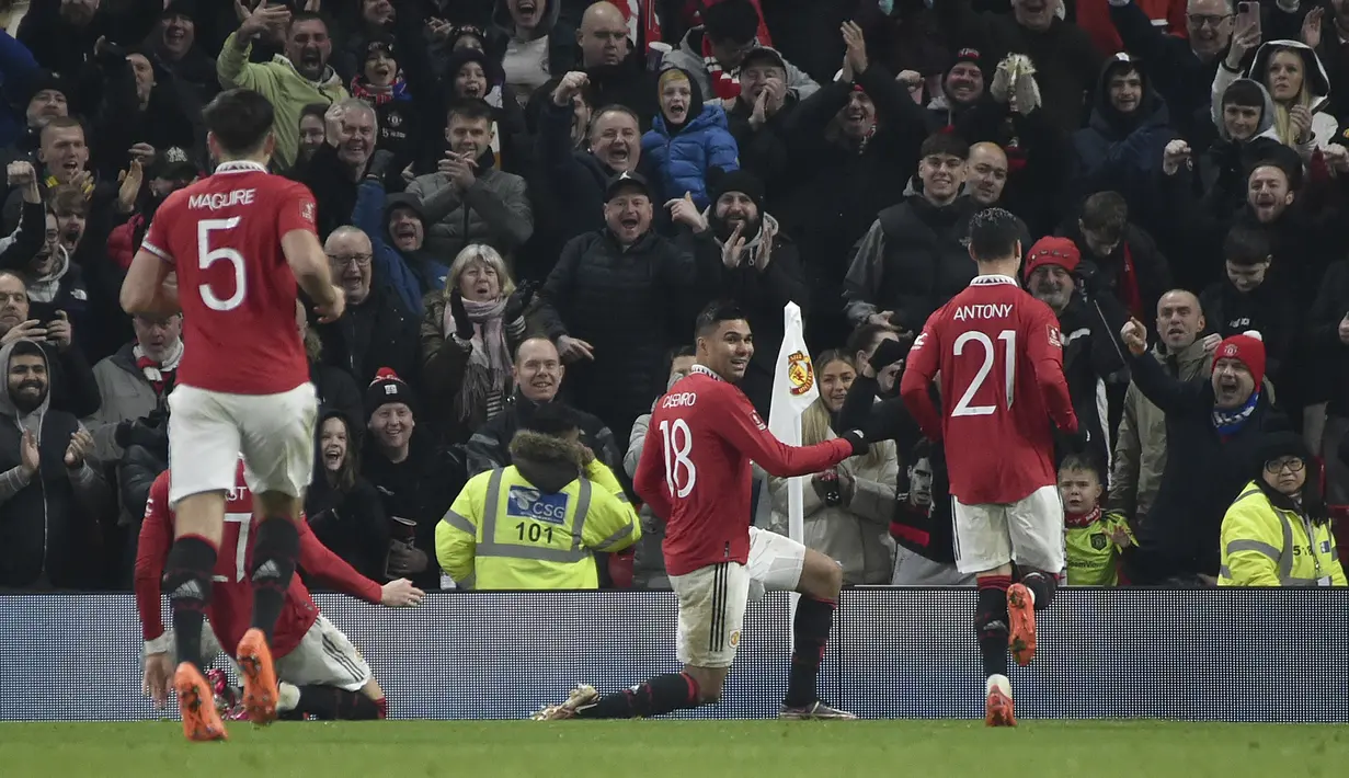 Manchester United berhasil menggandakan keunggulan menjadi 2-0 pada menit ke-58 lagi-lagi melalui aksi Casemiro. Kali ini sepakan jarak jauhnya yang sempat membentur barisan belakang Reading kembali gagal diantisipasi Joe Lumley. (AP Photo/Rui Vieira)