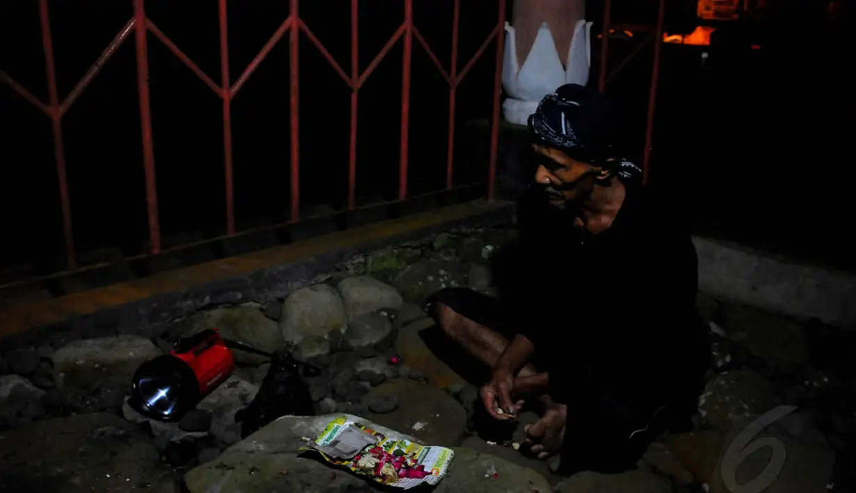 Mbah Selamet Samsuri mengadakan ritual di petilasan atau 'tempat singgah' Ksatria Kamandaka yang sekarang lebih dikenal dengan sebutan Baturraden, Senin (05/05/14). (Liputan6.com/Andrian M Tunay)