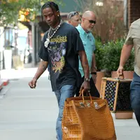 Travis Scott terlihat menenteng tas Hermes yang disebut Haut a courroies. Ini ada produk pertama yang dirilis oleh Hermes pada awal abad ke 20, dirancang bagi penunggang kuda profesional untuk membawa pelana mereka. Foto: Website.