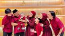 Sule, Adzam serta keluarga kompak mengenakan pakaian serba merah. Mereka tengah merayakan Hari Raya Idul Fitri bersama. (Foto: Instagram/@adzam_adriansyah)