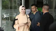  Artis Angel Lelga keluar dari RSCM, Jakarta Pusat, Sabtu (1/4). Rencana Angel Lelga menjenguk Julia Perez harus batal lantaran kondisi Jupe yang dikabarkan sedang menurun. (Liputan6.com/Herman Zakharia)