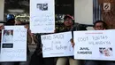 Sejumlah Jurnalis Freelance Indonesia berunjuk rasa hilangnya Jamal Khashoggi di depan Kedutaan Besar Arab Saudi, Jakarta, Jumat (19/10). Aksi simpati ini mengecam dugaan pembunuhan terhadap jurnalis Arab Saudi Jamal Khashoggi. (Merdeka.com/Imam Buhori)