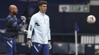 Kiper Chelsea, Kepa Arrizabalaga (kanan) melakukan pemanasan jelang laga lawan West Bromwich Albion dalam lanjutan Liga Inggris 2020/2021. (Nick Potts/Pool via AP)