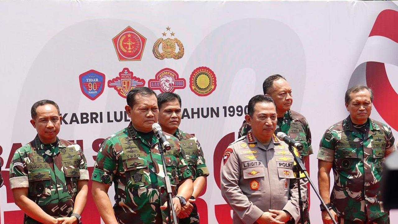 Kasad terlihat bergabung dalam barisan di belakang Panglima TNI dan Kapolri. Di barisan tersebut berjejer Kasad, Kasal Laksamana TNI Muhammad Ali, Kasau Marsekal TNI Fadjar Prasetyo dan Letjen I Nyoman Cantiasa.<br>