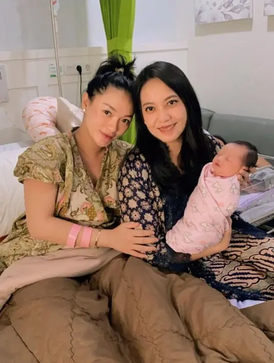 Seperti inilah potret Zaskia Gotik ketika baru melahirkan putrinya. Ia tetap cantik ya walaupun tidak mengenakan makeup. (Foto: instagram.com/zaskia_gotix)