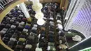 Umat muslim melaksanakan salat berjemaah pada hari pertama bulan Ramadan di sebuah masjid di Kabul, Afghanistan, Jumat (24/4/2020). Mereka melaksanakan salat di tengah kekhawatiran akan penularan virus corona COVID-19. (AP Photo/Rahmat Gul)