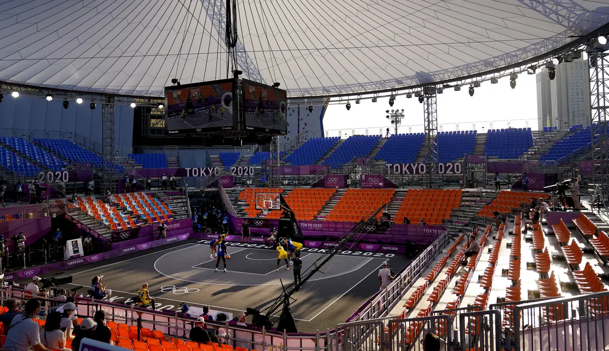 Amerika Serikat melawan Rumania dalam pertandingan bola basket 3-on-3 putri Olimpiade Tokyo 2020 di Tokyo, Jepang, pada 25 Juli 2021. Penyelenggaraan Olimpiade yang diselenggarakan tanpa penonton dari kalangan umum itu merupakan keputusan di tengah kondisi darurat COVID-19. (AP/Jeff Roberson)