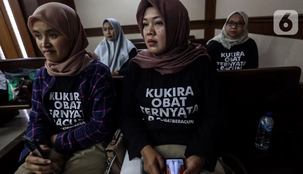 Kelompok II adalah keluarga dari pasien pengonsumsi obat PT Afi Farma Pharmaceutical Industry yang masih dirawat. (Liputan6.com/Johan Tallo)