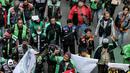 Pengemudi ojek online yang tergabung dalam Koalisi Ojol Nasional melakukan longmarch untuk menggelar aksi di depan Gedung DPR RI, Jakarta, Senin (29/8/2022). Ratusan pengemudi ojek online tersebut menuntut beberapa hal di antaranya payung hukum dan legalitas profesi ojek online serta revisi potongan komisi pendapatan mitra. (Liputan6.com/Faizal Fanani)