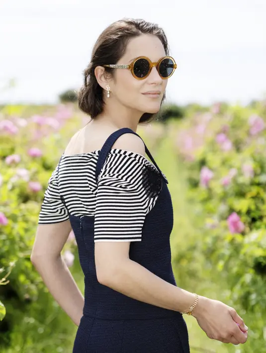 <p>Pada tahun 2016, Olivier Polge menciptakan variasi baru dari parfum No5 yang legendari, menyusun No5 L'EAU, wewangian yang sangat ringan, namun secara mengejutkan tetap setia pada aroma aslinya. Foto: Document/Chanel.</p>