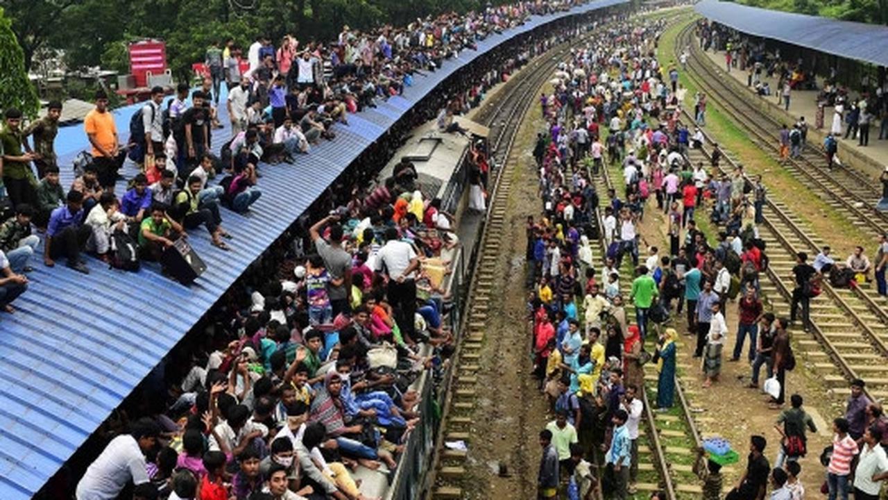 Parahnya mudik di Bangladesh, ibu-ibu nekat naik atap kereta