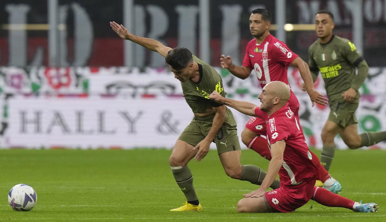 Rossoneri yang sejak awal berupaya mendobrak pertahanan tim tamu, berhasil membuka kedudukan pada menit ke-16 melalui pergerakan individu Brahim Diaz yang menerima umpan panjang Ciprian Tatarusanu. Sepakannnya yang tak begitu keras cukup untuk mengecoh kiper Michele Di Gregorio. (AP/Luca Bruno)