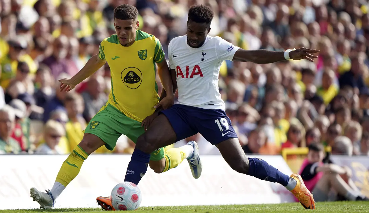 Pemain Norwich City Max Aarons (kiri) berebut bola dengan pemain Tottenham Hotspur Ryan Sessegnon pada pertandingan Liga Inggris di Stadion Carrow Road, Norwich, Inggris, 22 Mei 2022. Tottenham Hotspur menang 5-0. (Joe Giddens/PA via AP)