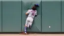 Pemain New York Mets Jake Marisnick menabrak tembok lapangan saat mengejar triple oleh Pedro Severino dari Baltimore Orioles selama pertandingan bisbol di Baltimore, Amerika Serikat, 2 September 2020. (AP Photo/Julio Cortez)