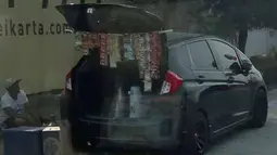 Honda Jazz hitam yang dipakai jualan kopi. (Source: Facebook/Agil Oktoberiyano)