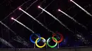 Kembang api mewarnai pembukaan Olimpiade Rio 2016 di Stadion Maracana, Rio de Janeiro, (5/8/2016). (AFP/Martin Bernetti)