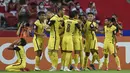 Penyerang Timnas Malaysia, Kogileswaran Raj  (ketiga kanan) berselebrasi dengan rekan setimnya setelah mencetak go ke gawang timnas Indonesia pada laga Grup B Piala AFF 2020 di Stadion Nasional Singapura, Minggu (19/12/2021). timnas Indonesia menaklukkan Malaysia 4-1. (AFP/Roslan Rahman)