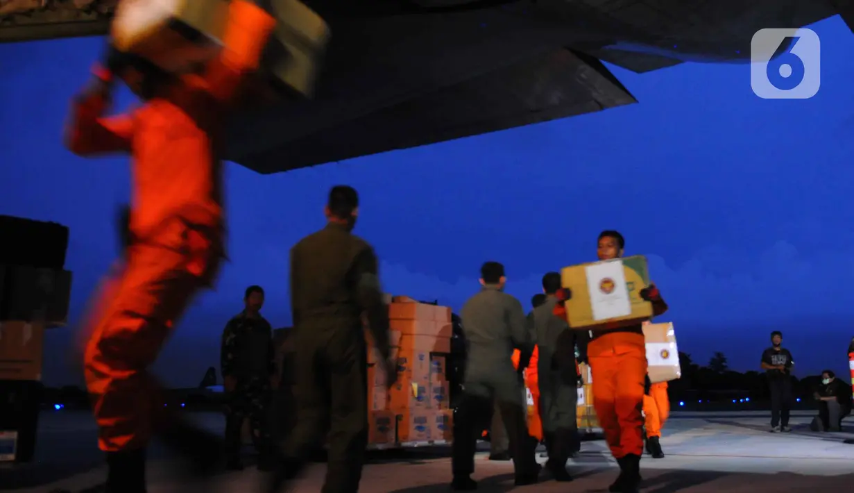 Petugas memasukkan logistik bantuan untuk korban gempa bumi Turki ke dalam pesawat Hercules C-130 TNI AU di Lanud Halim Perdanakusuma, Jakarta, Sabtu (11/2/2023). TNI Angkatan Udara menyiapkan dua pesawat yaitu jenis Boeng 737 dan pesawat Hercules C-130 yang akan mengangkut logistik dan petugas untuk membantu proses operasi SAR korban gempa di Turki. (merdeka.com/Imam Buhori)