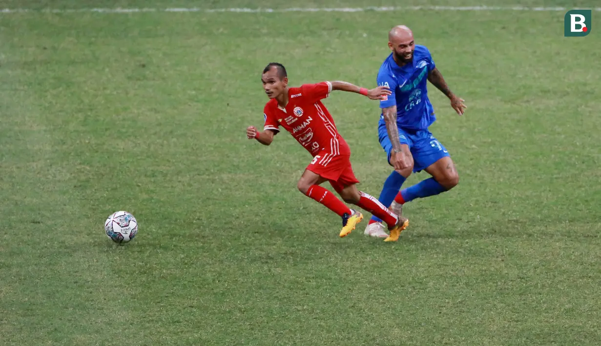 Riko Simanjuntak tampil gemilang dan merepotkan pemain Chonburi FC pada laga persahabatan dalam rangka Grand Launching Jakarta International Stadium (JIS), Minggu (24/7/2022). (Bola.com/M Iqbal Ichsan)