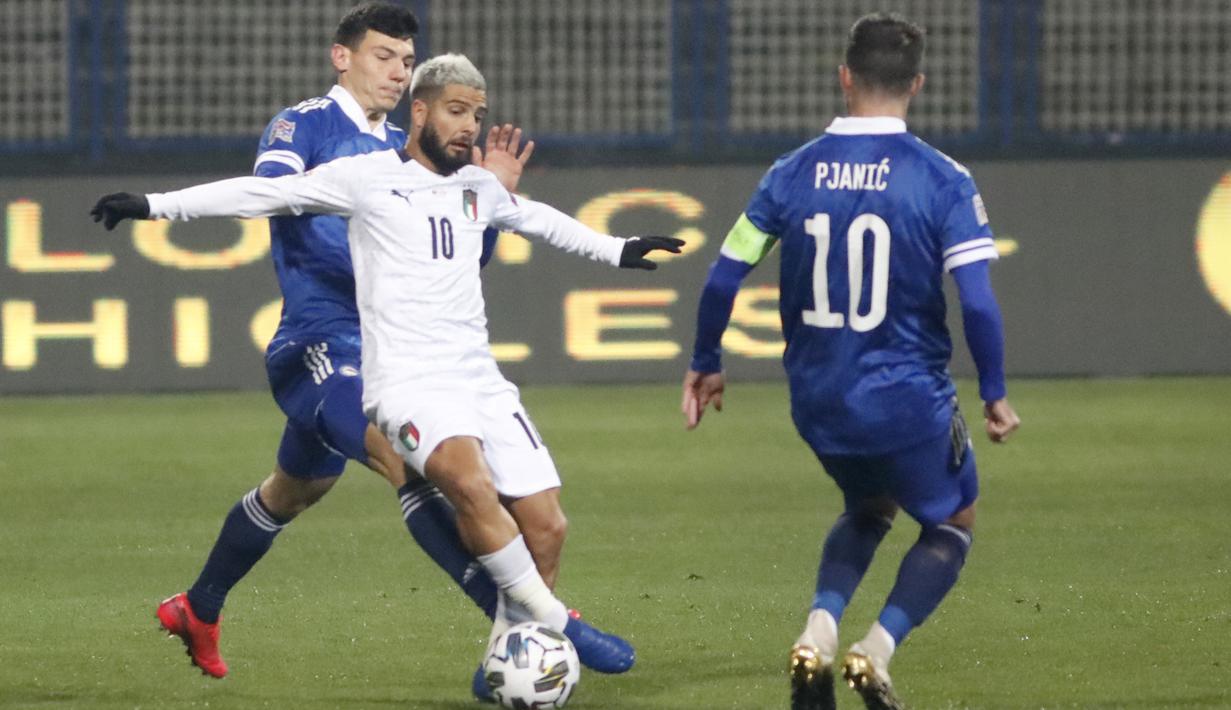 Penyerang Italia, Lorenzo Insigne (tengah) mengontrol bola dari kawalan pemain Bosnia-Herzegovina, Miralem Pjanic (kanan) pada pertandingan UEFA Nations League di Grbavica Stadium, Sarajevo Bosnia, Rabu (18/11/2020). Italia menang 2-0 atas Bosnia-Herzegovina. (AP Photo / Kemal Softic)