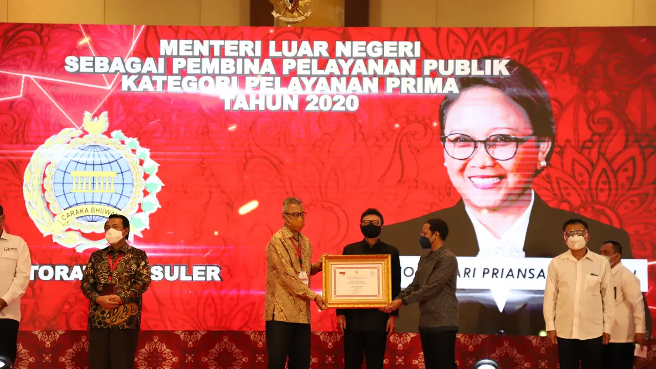 Kementerian Luar Negeri Indonesia dan Menlu RI Retno Marsudi meraih penghargaan dari KemenPAN RB.