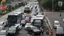 Kendaraan terjebak kemacetan di Jalan Sudirman, Jakarta, Jumat (23/6). Polda Metro Jaya tidak memberlakukan kawasan pengendalian lalu lintas ganjil-genap di beberapa jalan protokol Jakarta saat libur cuti bersama Lebaran. (Liputan6.com/Immanuel Antonius)