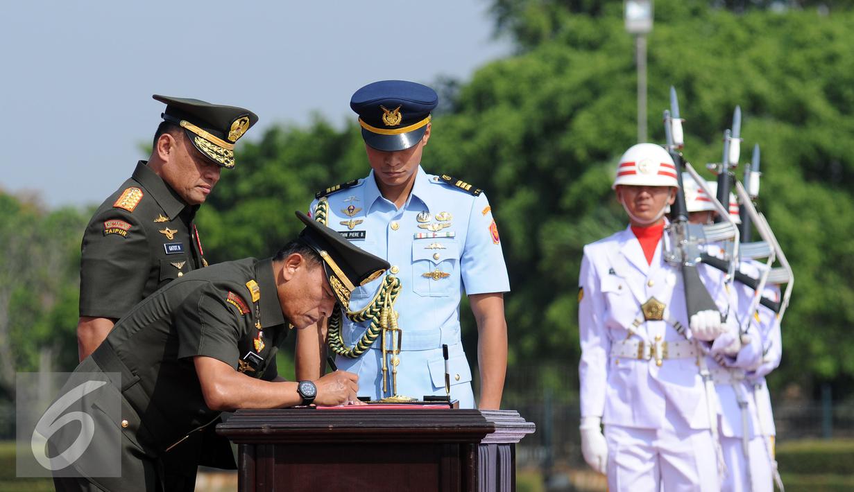 Jenderal TNI Moeldoko menandatangani naskah Serah Terima Jabatan Panglima TNI kepada Jenderal TNI Gatot Nurmantyodi Mabes TNI Jakarta, (14/7/2015). Gatot resmi dilantik sebagai Panglima TNI pada 8 Juni 2015 lalu. (Liputan6.com/Helmi Fithriansyah)
