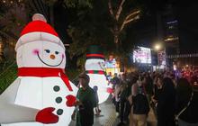 FOTO: Jakarta Light Festival Hadirkan Gemerlap Natal di Bundaran HI