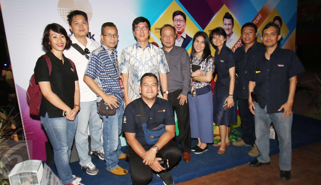 Wakil Direktur Utama Emtek, Sutanto Hartono bersama rombongan berfoto bersama usai acara Emtek Goes to Campus (EGTC) 2017 di Malang, Jawa Timur, Rabu (3/5). (Liputan6.com/Helmi Afandi)