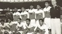 Henk Wullems bersama skuat Timnas Indonesia SEA Games 1997. (Bola.com/Zona Memori Sepak Bola Indonesia)