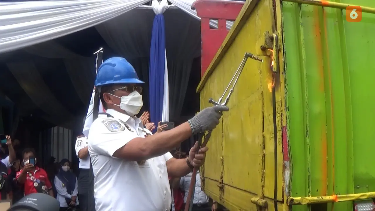 Dirjen Perhubungan Darat Kementerian Perhubungan RI, Budi Setyadi Secara Simbolis Menormalisasi Kendaraan ODOL di Kantor Unit Pelaksana Teknis (UPT) Pengujian Kendaraan Bermotor (PKB)  Banyuwangi. (Hermawan Arifianto/ Liputan6.com)
