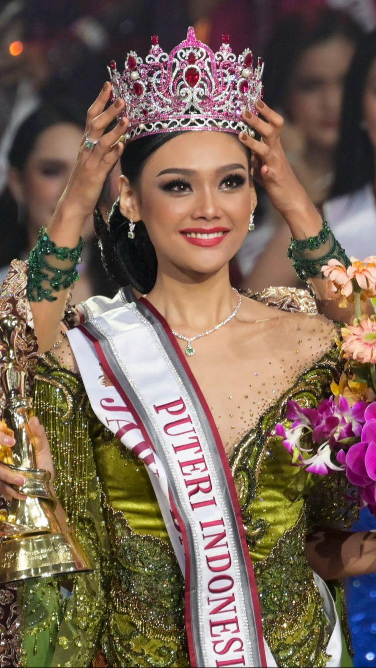 Senyum manis&nbsp;Harashta Haifa Zahra saat menerima mahkota Borobudur merah ketika dinobatkan sebagai Puteri Indonesia 2024.&nbsp;Bay Ismoyo/AFP