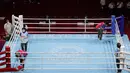 Petugas mendisinfektan dan membersihkan ring di antara pertandingan tinju pada Olimpiade Tokyo 2020, pada 25 Juli 2021, di Tokyo, Jepang. Olimpiade yang digelar saat pandemi COVID-19 tersebut menerapkan protokol kesehatan ketat. (AP Photo/ Frank Franklin II)