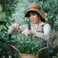 ilustrasi perempuan berkebun/Photo by Gary Barnes from Pexels