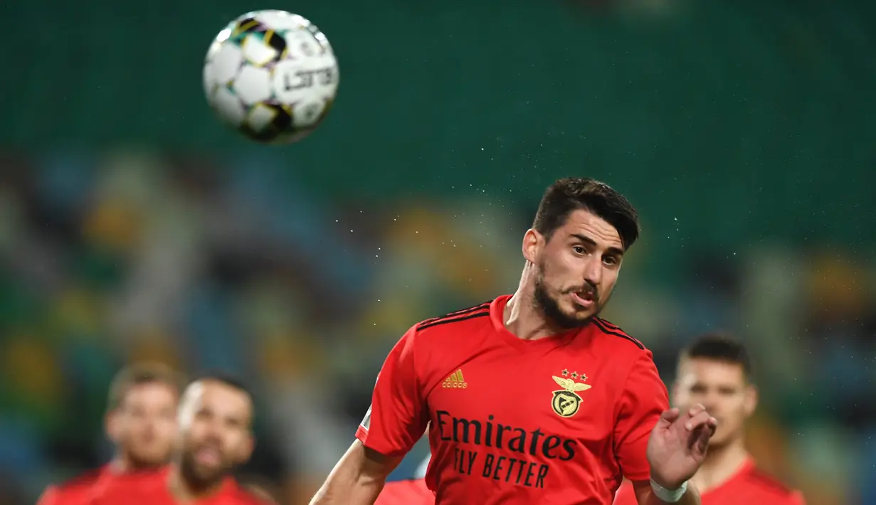 Gelandang Benfica, Gabriel menyundul bola dalam laga lanjutan Liga Portugal 2020/21 melawan Sporting Lisbon di Jose Avalade Stadium, Lisbon, Senin (1/2/20201). Benfica kalah 0-1 dari Sporting. (AFP/Patricia De Melo Moreira)
